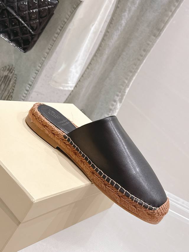 The latest in the classic fisherman's shoe series, featuring a comfortable and