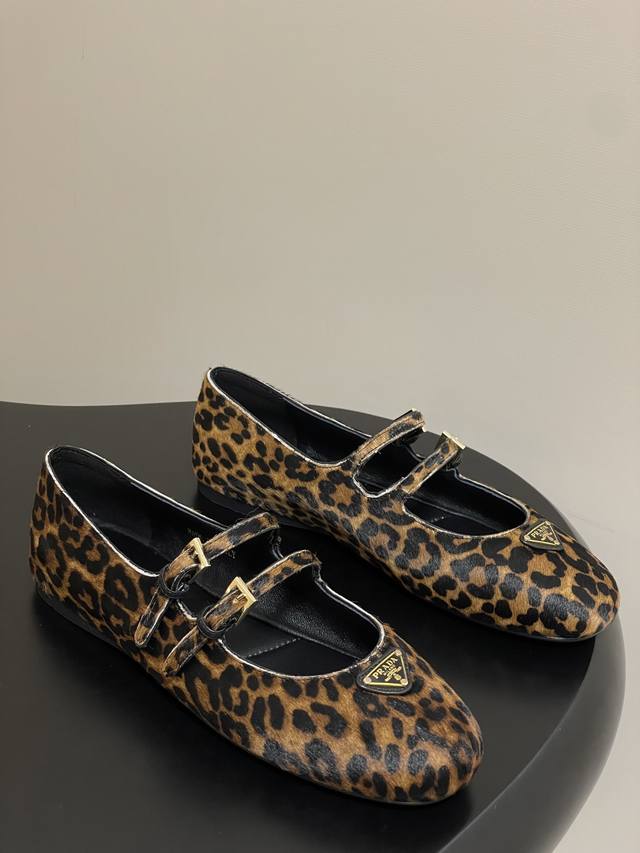 comes with a flight case. 25Ss Prada leopard-print ponyhair Mary Jane ballet fl