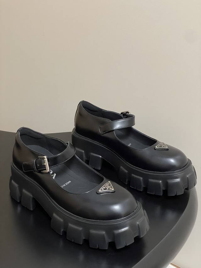 Top quality Monolith Mary Jane in shiny calfskin. The iconic Monolith shoe's geo