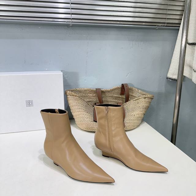 High-quality factory boots! Niche fashion brand Toteme25Ss's new early fall ret