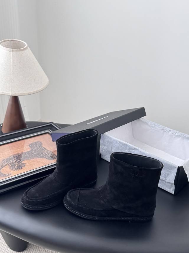Chanel 25C early spring new, most beautiful suede boots DDD. These Chanel boots