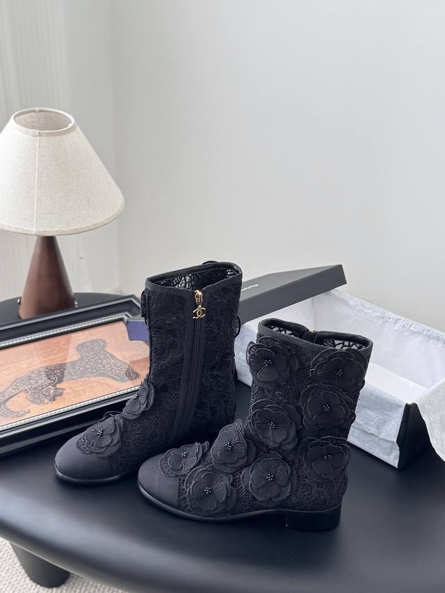 Chanel 25P new camellia ankle bootsDelicate flowers, each embellished with a tin