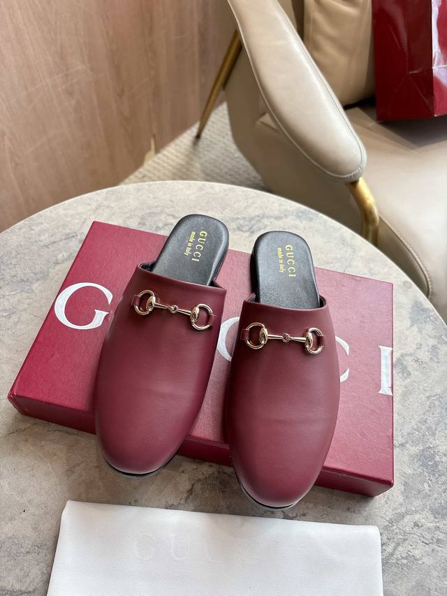 3669-1 Burgundy 35-42 For the Fall/Winter 2025 collection, Gucci's archive motif