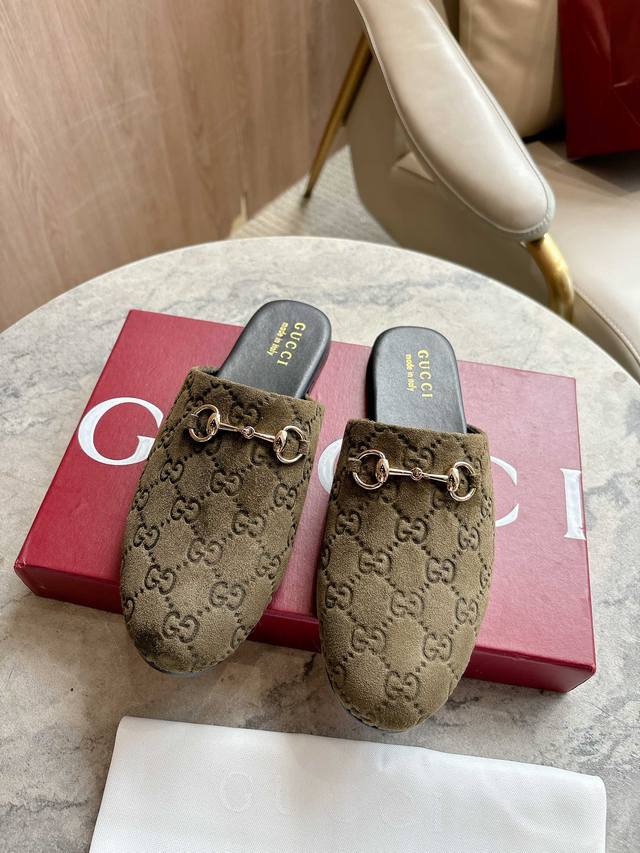 3669-10 Green G 35-42 For the Fall/Winter 2025 collection, Gucci's archive motif