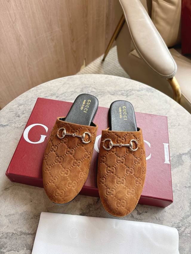 3669-10 Brown G 35-42 For the Fall/Winter 2025 collection, Gucci's archive motif