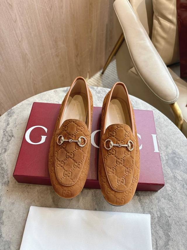1819-10* Brown 35-42 A true icon of Gucci's design heritage, the Jordaan Horsebi