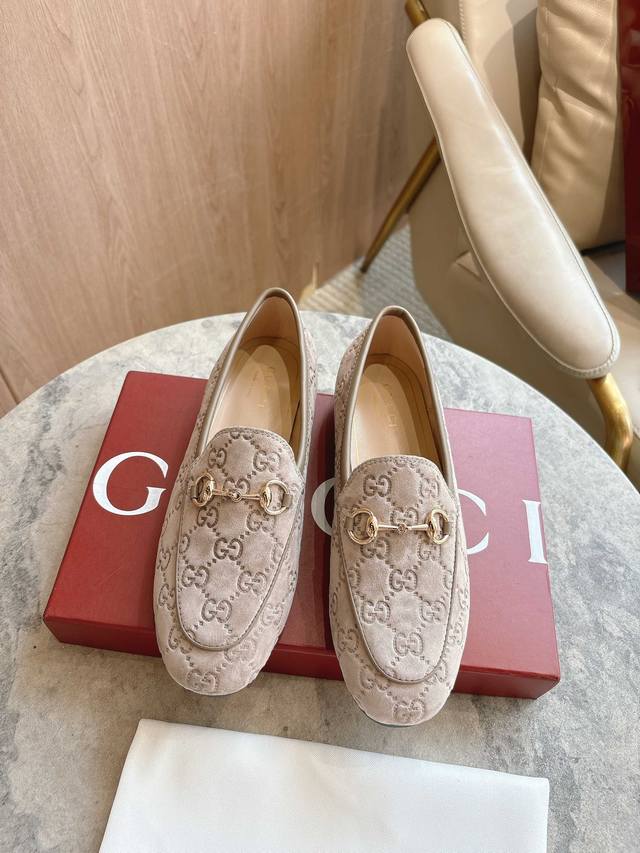1819-10* Grey 35-42 A true icon of Gucci's design heritage, the Jordaan Horsebit