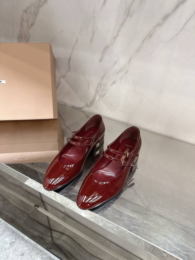 Miu Mi*'s new small square heel Mary Jane leather shoes are very popular recentl