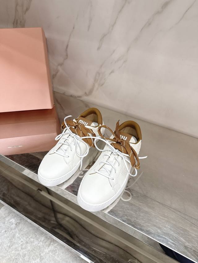 Miu Mi*'s new retro white shoes are minimalist, retro, and artistic. They are ve