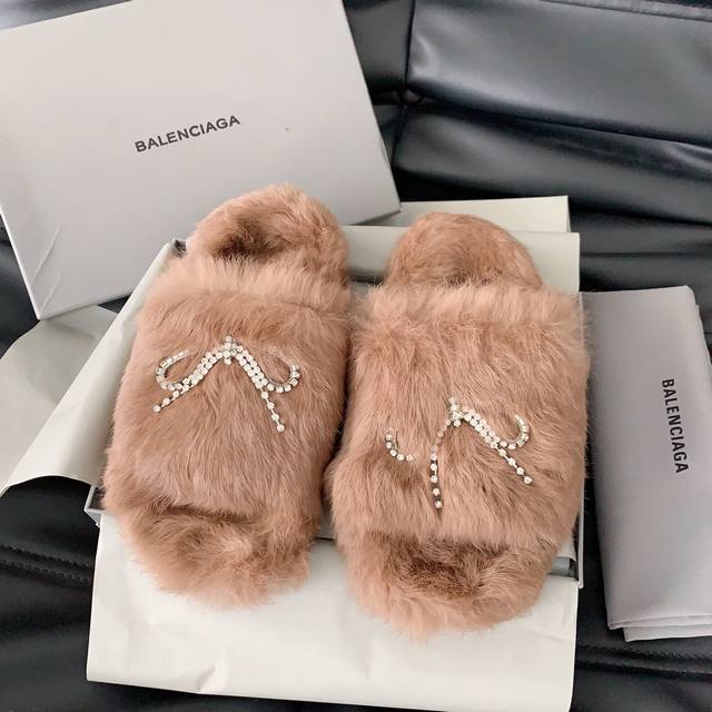 Balenciag* New autumn and winter furry slippers are a must-have classic and vers