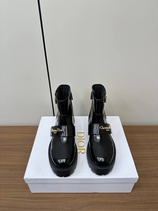 Dior's new fall/winter British-style brogue thick-soled Martin boots, DDD, are a