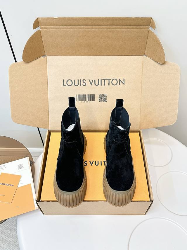 Premium edition, luxurious packaging. Louis Vuitton LV classic monogram-embossed