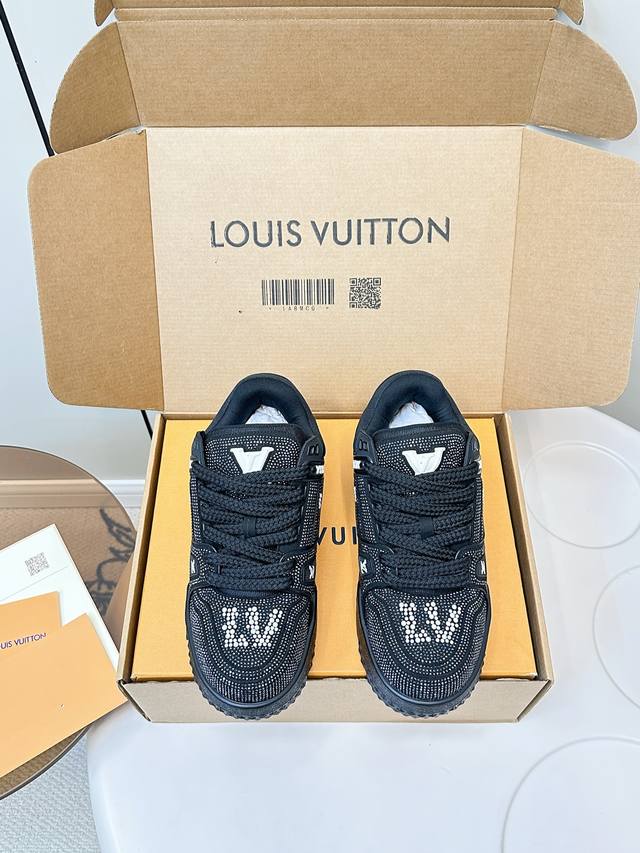 Top quality, comes with a flight case. Louis Vuitton's new Lv Trainer casual sne
