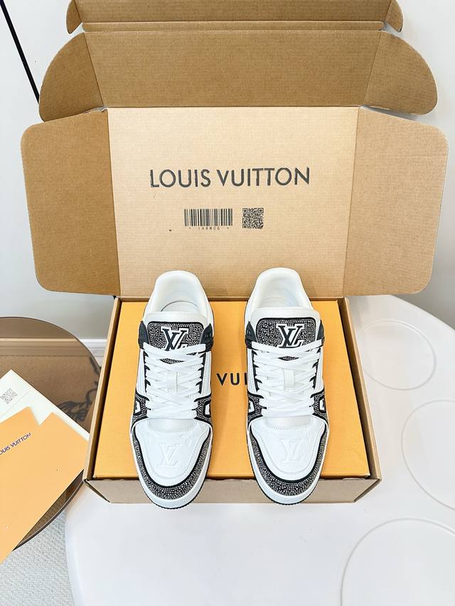 Top quality, comes with a flight case. Louis Vuitton's new Lv Trainer series sne