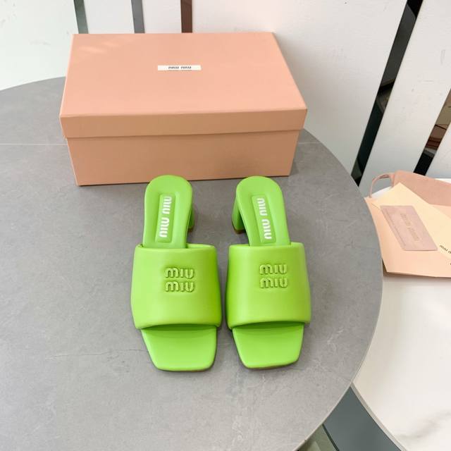 Factory-premium quality, new Miumiu spring/summer low-heeled slippers! The swee