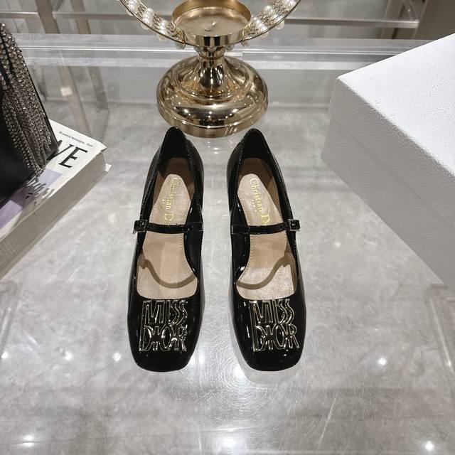 Factory Dior's new autumn/winter square-toed shoes with original molded hardwar