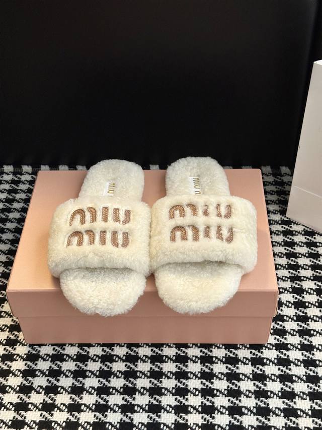 Personalized letter logo wool slippers Autumn and winter trendy wool slippers!