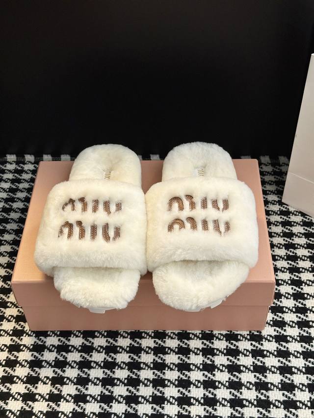 Thick-soled wool slippers with personalized letter logo DDD. A trendy fall/winte