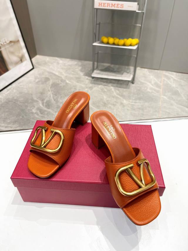 Factory-made leather sole, Valentino rubber outsole. Top-tier edition! Every de