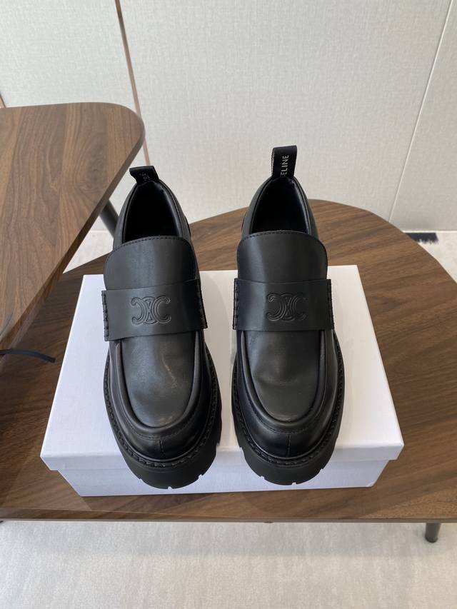 Celine 25Ss, Celine's latest fall/winter runway style, the same thick-soled loaf