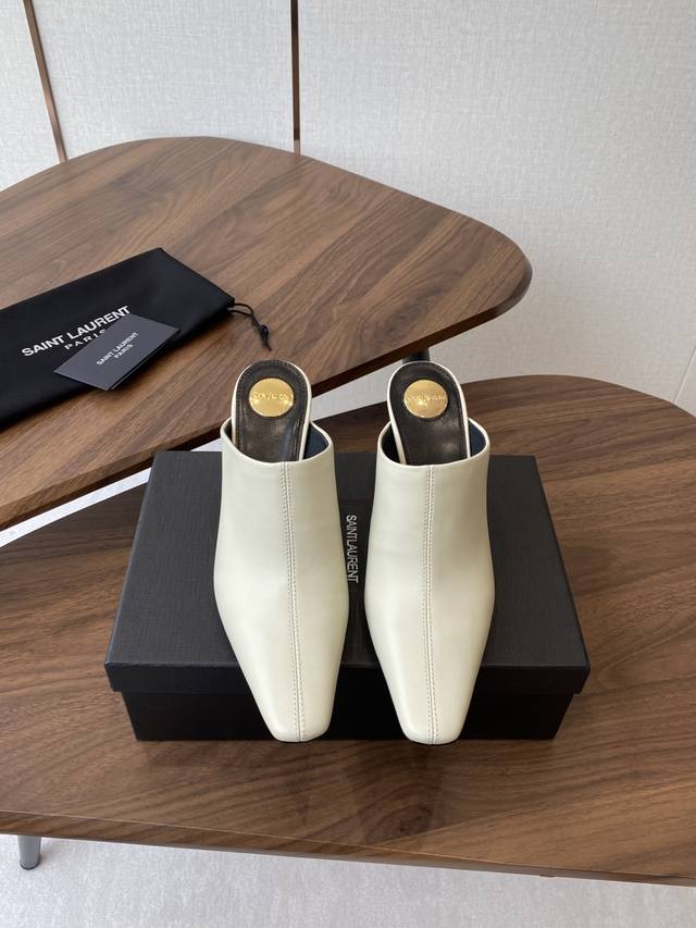 Saint Laurent 25 Ss Fall/Winter Flats, DDD. A trendy and treasured item coveted