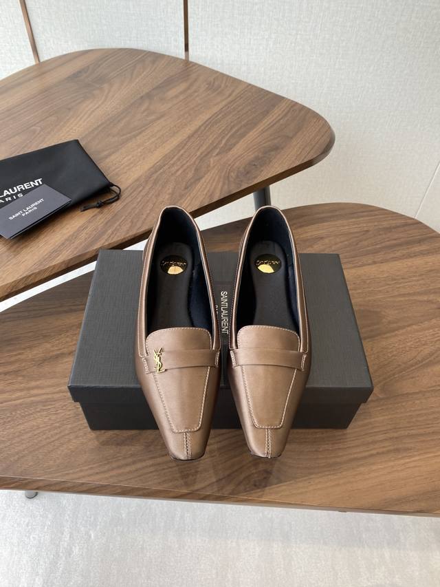 Silk and butter leather Saint Laurent 25 Ss Fall/Winter flat shoes. A treasured
