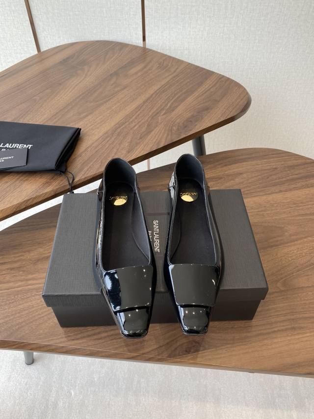 Saint Laurent 25 Ss Fall/Winter Flats. A trendy and treasured piece, coveted by