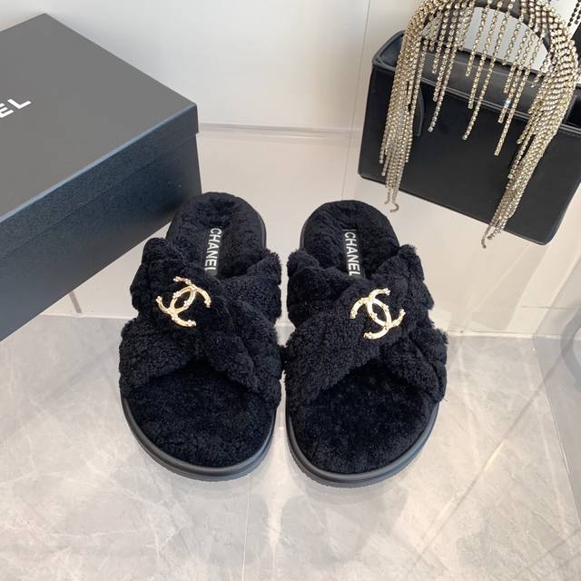 Exclusive hit Chanel 24 latest fur slippers are now available! A luxurious feel