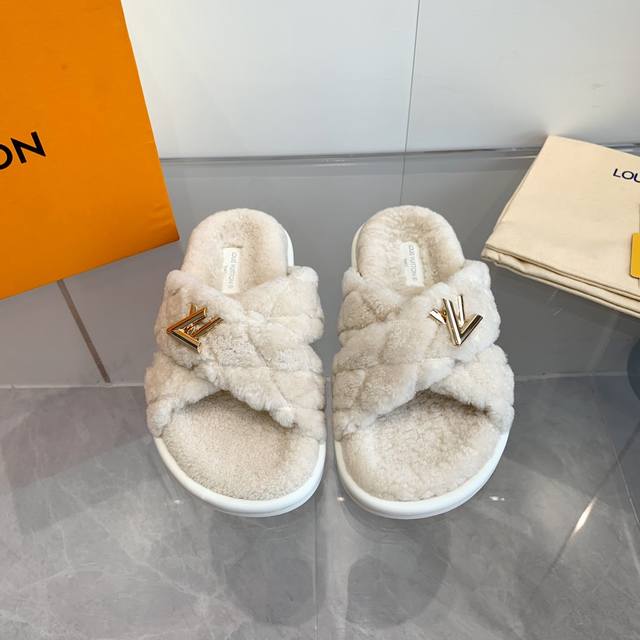Ljialu Brand 24's latest furry slippers are now available! They're incredibly lu