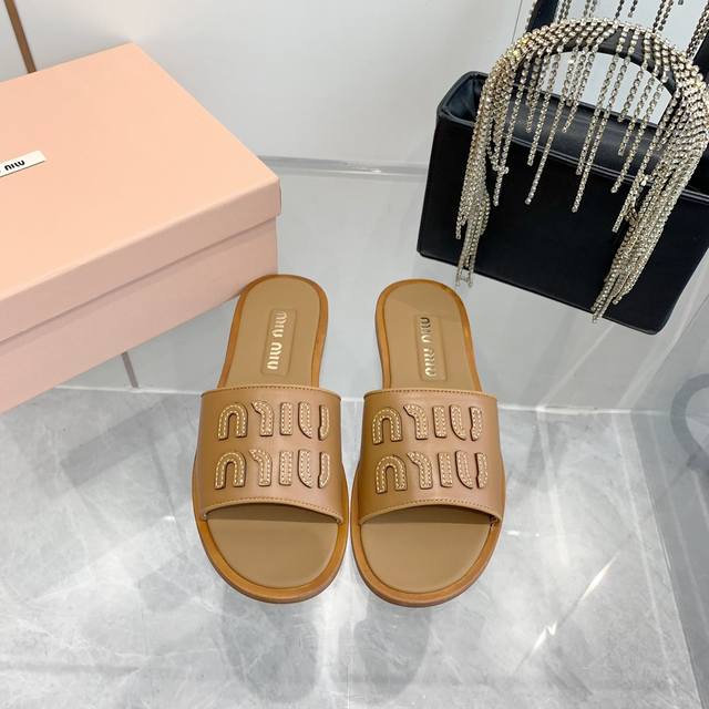 Shopping-grade Miu Miu Spring/Summer collection leather logo half-slippers. Dev