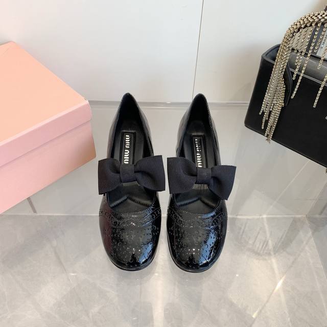 Top-quality Miu Miu 25 Spring/Summer runway new arrivals! Chunky heel, round toe
