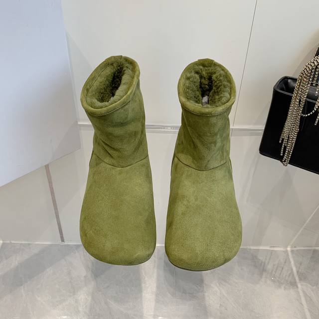 Loewe's latest fall/winter 24 leather and fur snow boots DDD. Super cute snow bo