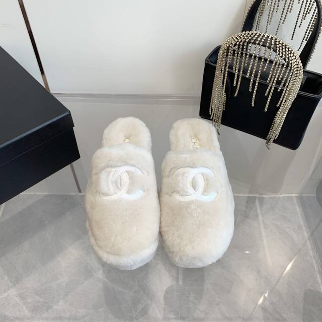 Chanel's new furry slippers! These furry slippers are so cute~ Soft and fluffy f