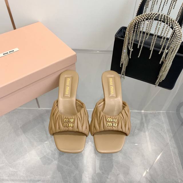 40024Miumi* Ss new spring/summer flat lambskin sandals and slippers. Top-tier ve
