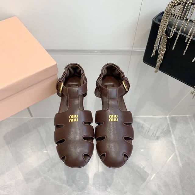 25Ss Miumiu's spring/summer catwalk-inspired Roman sandals, featuring a signatur