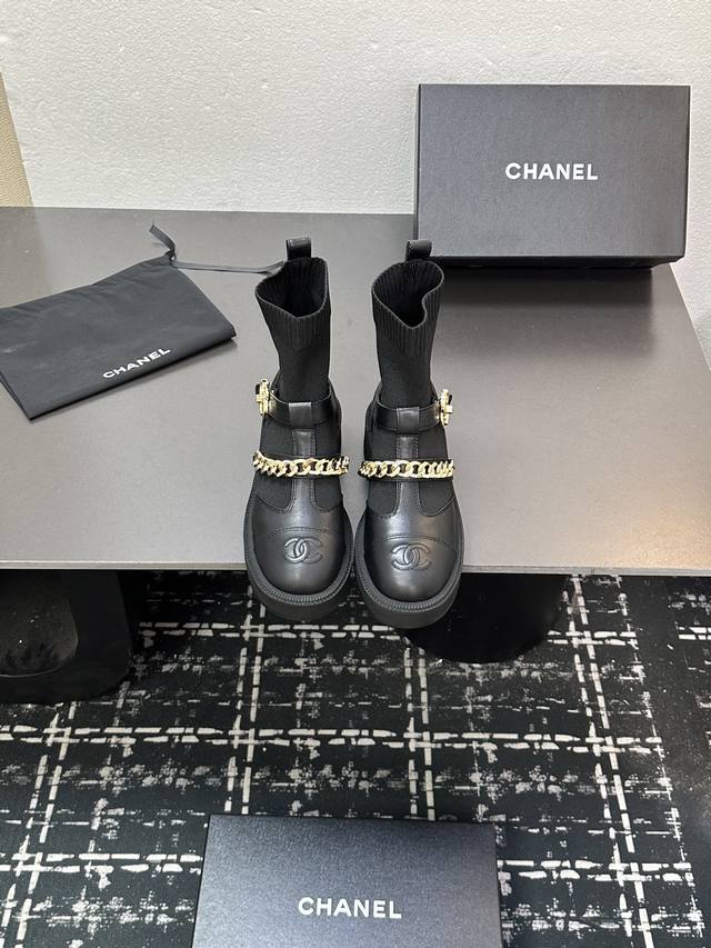 2025 Chanel Autumn/Winter Paris runway new style, original molded metal lock, sh