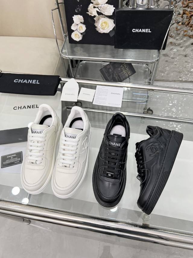 Chanel 25A's latest all-leather, panda-colored white sneakers, casual sneakers,