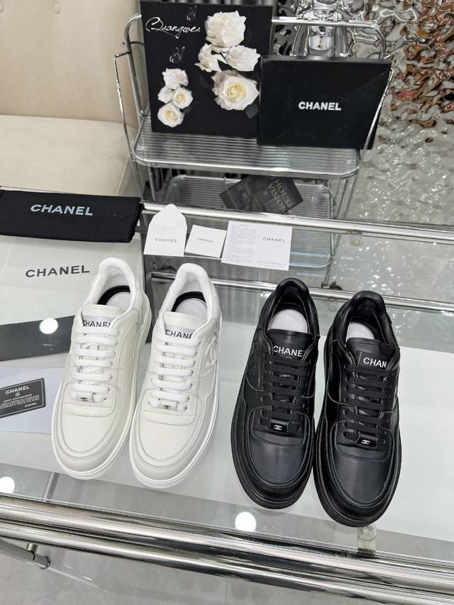 Chanel 25A's latest all-leather, panda-colored white sneakers, casual sneakers,