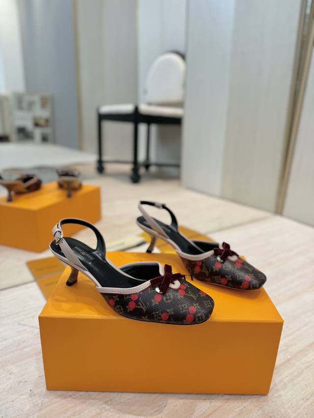 Factory Price: Premium leather sole Lv 2025 New Year's counter featured the lat
