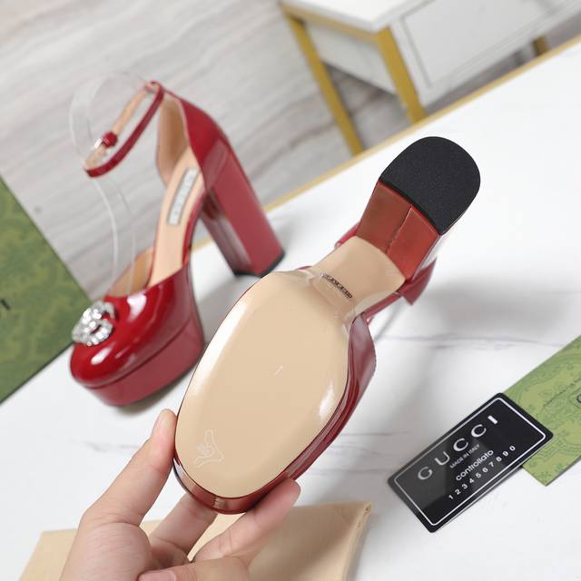 Gucci's new spring waterproof platform high-heeled walking shoes are on display.