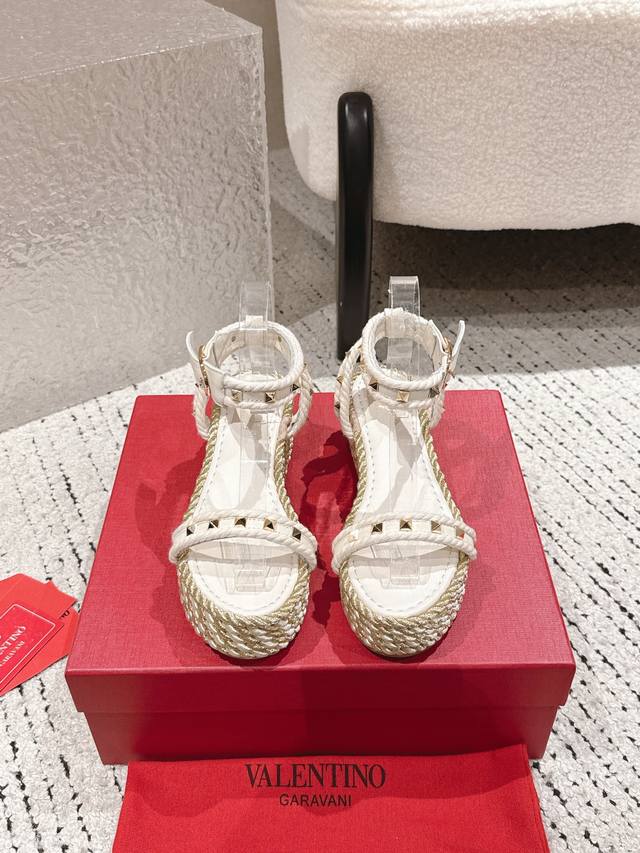 Valentino's high-end new studded hemp rope woven wedge sandals. Simple and versa