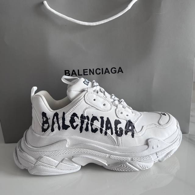 Today's new Balenciaga couple's style dad shoes: is wow, an invincible and vers