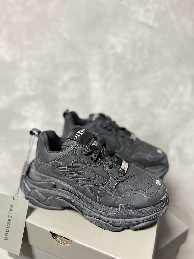 Balenciaga, Couple's Style: P Triple S Series Round Toe Distressed DDD. This sho