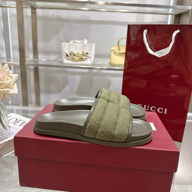 Unisex Sandal Slides These sandals are crafted from the iconic Gg canvas, a mat