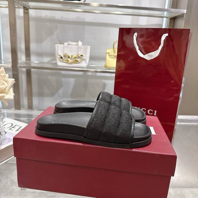Unisex Sandal Slides These sandals are crafted from the iconic Gg canvas, a mat