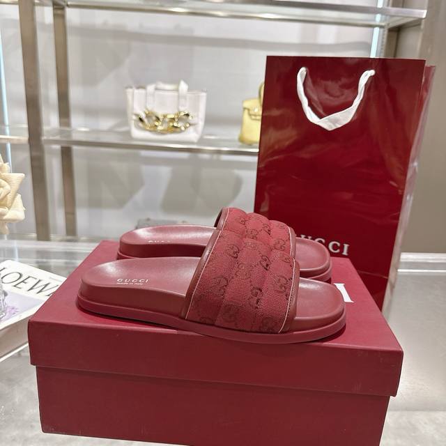 Unisex Sandal Slides These sandals are crafted from the iconic Gg canvas, a mat
