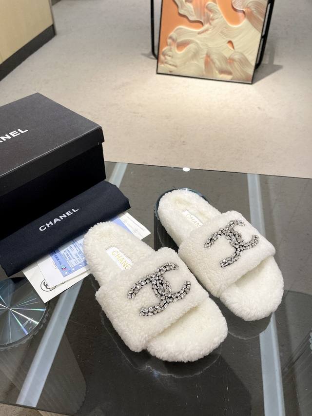 Chanel's new 25-shoe wool slippers are made of fine and soft wool. Top-quality,