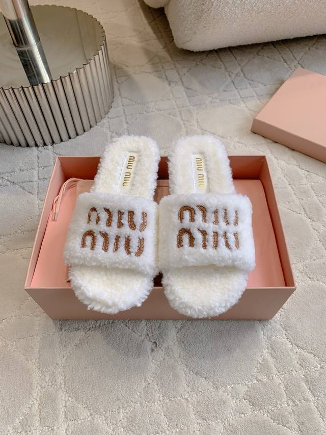 Miu's new furry slippers feature the classic Miu logo embroidery. Stylish and ve
