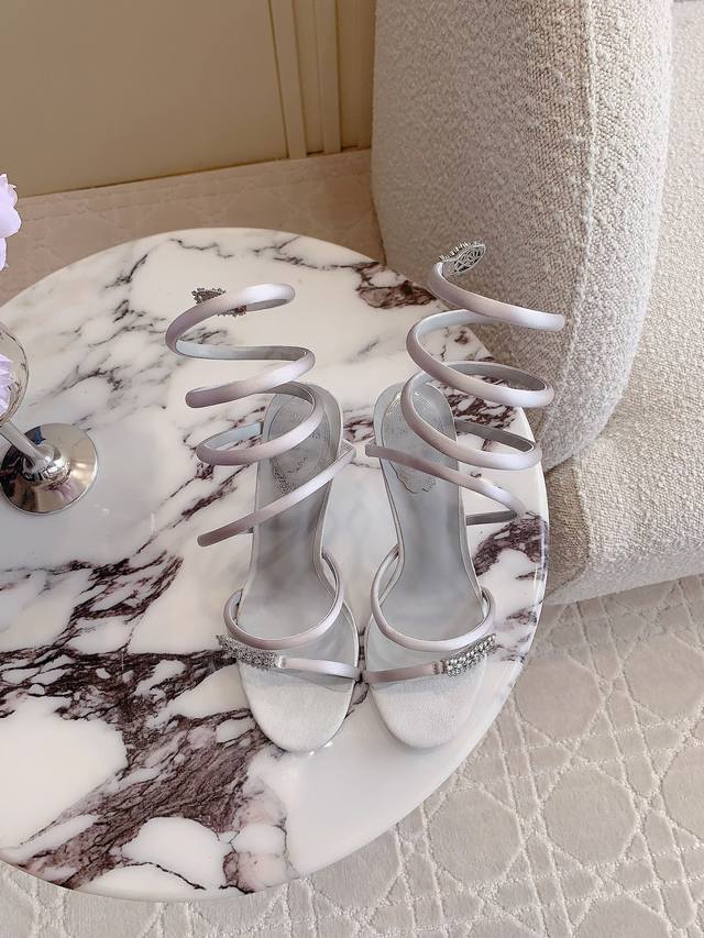 Ren* Caovill*'s new snake-shaped rhinestone high-heeled sandals are always full