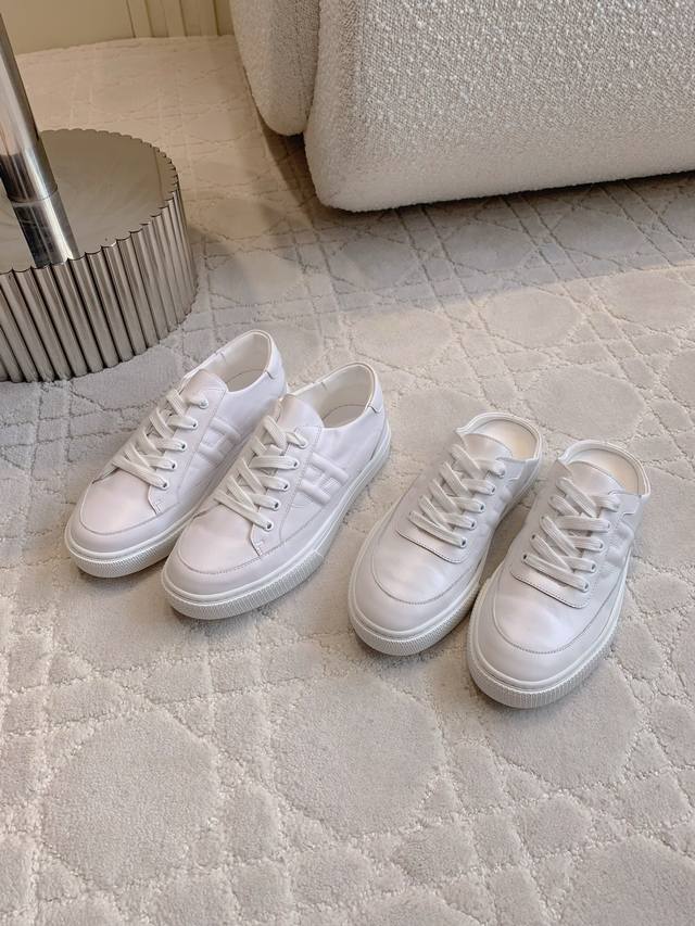 Half-slip, full-coverage, unisex Herme* classic casual shoes. Soft and comforta